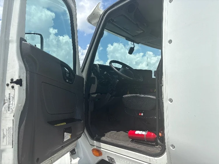 2019 International LT - image 9