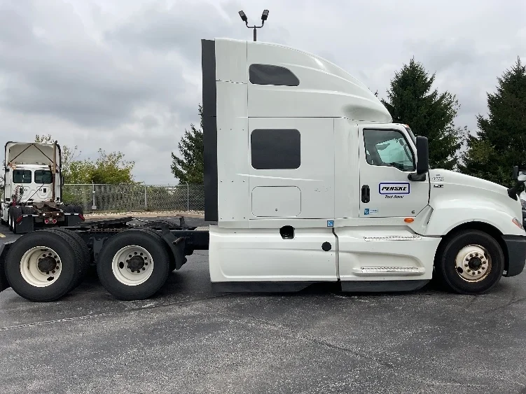 2022 International LT - image 8