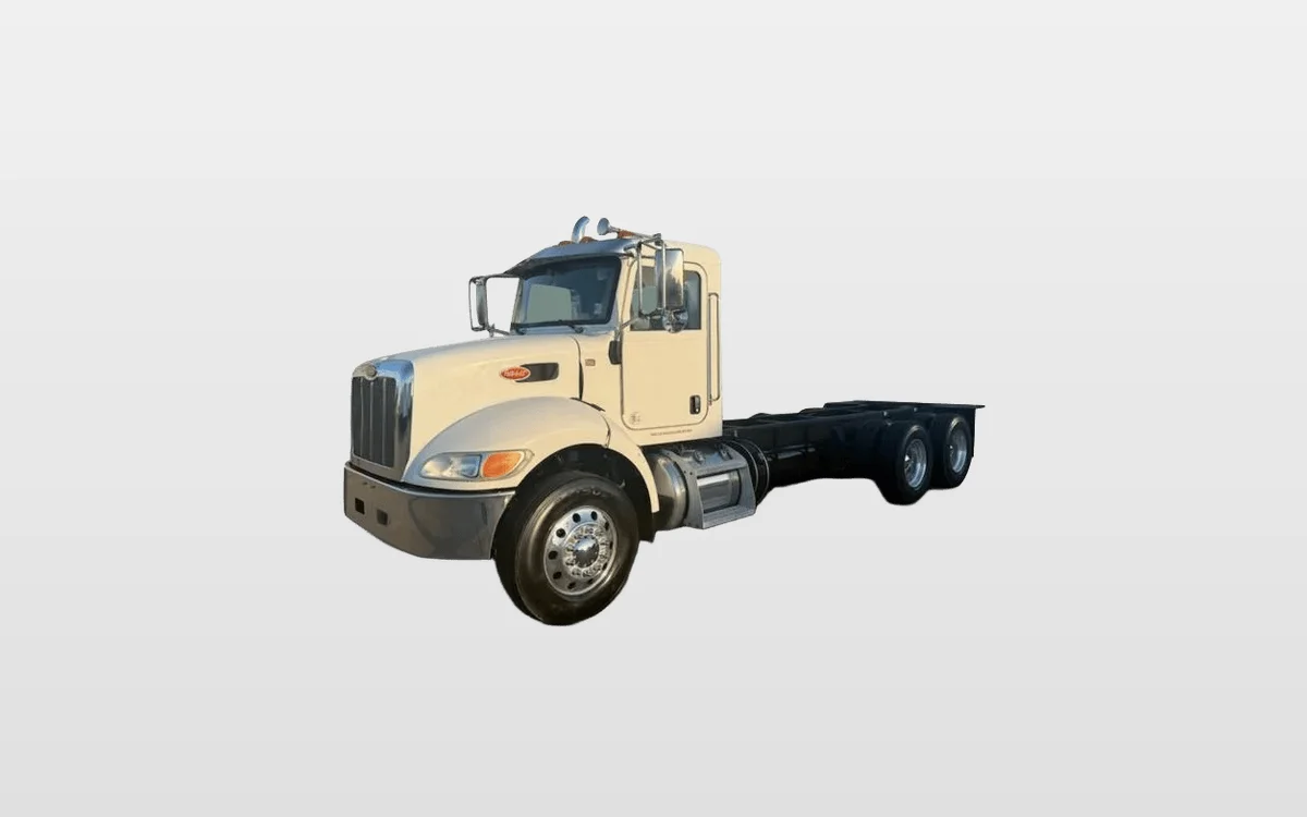2019 Peterbilt 348 - image 1