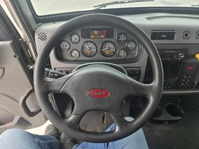 2018 Peterbilt 337 — photo 8