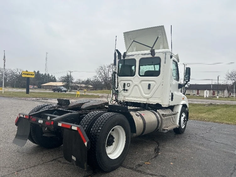 2020 Freightliner Cascadia in Elkhart, IN — photo 7