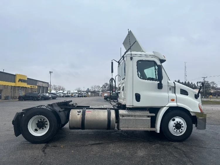 2020 Freightliner Cascadia in Elkhart, IN — photo 8