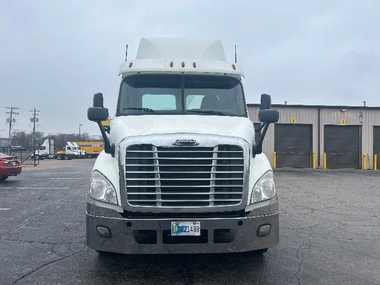 2020 Freightliner Cascadia in Elkhart, IN — photo 2