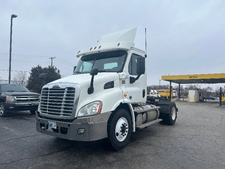 2020 Freightliner Cascadia in Elkhart, IN — photo 3