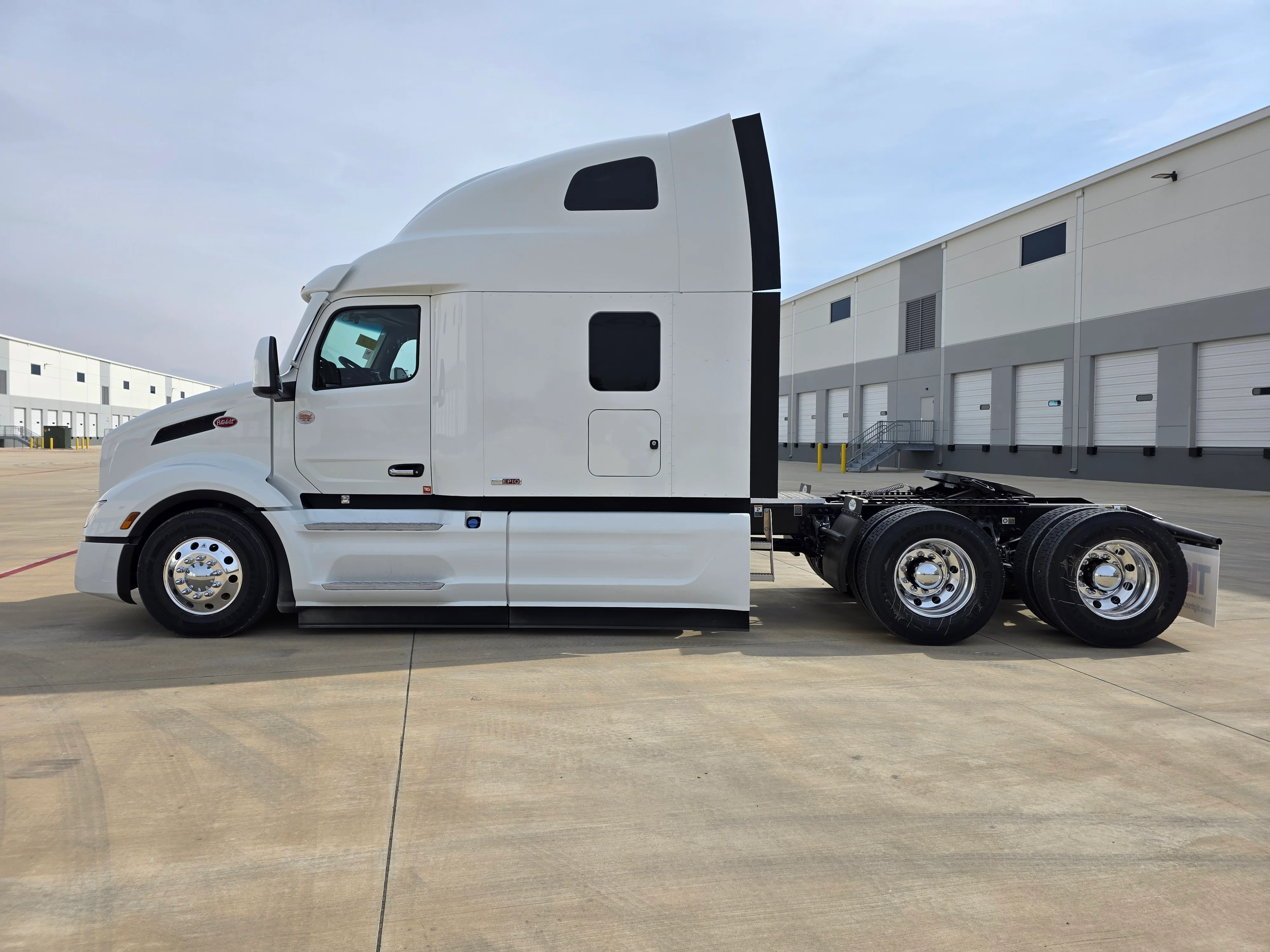 2027 Peterbilt 579 in Charlotte, NC — photo 2