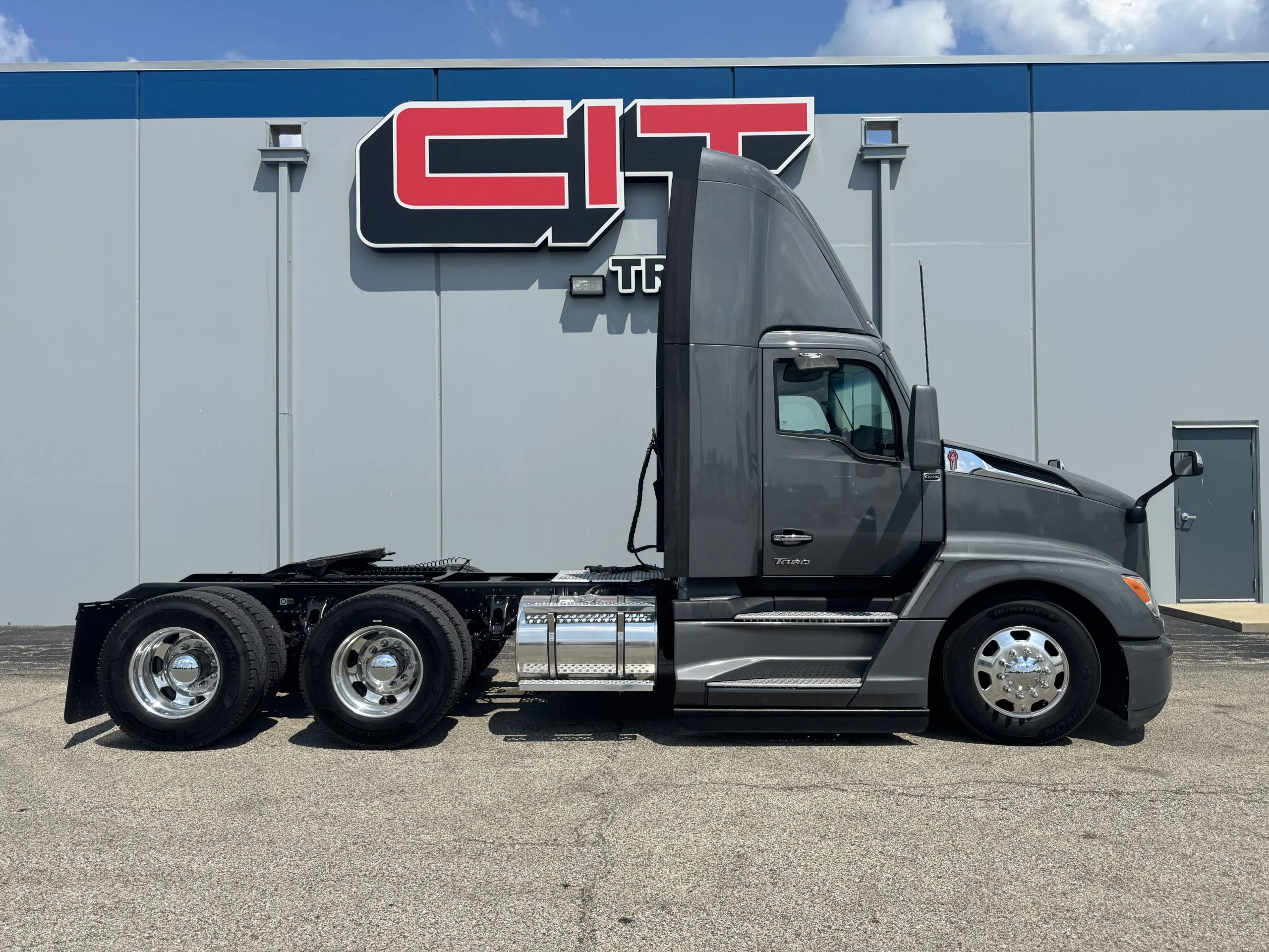 2024 Kenworth T680 in Champaign, IL — photo 6