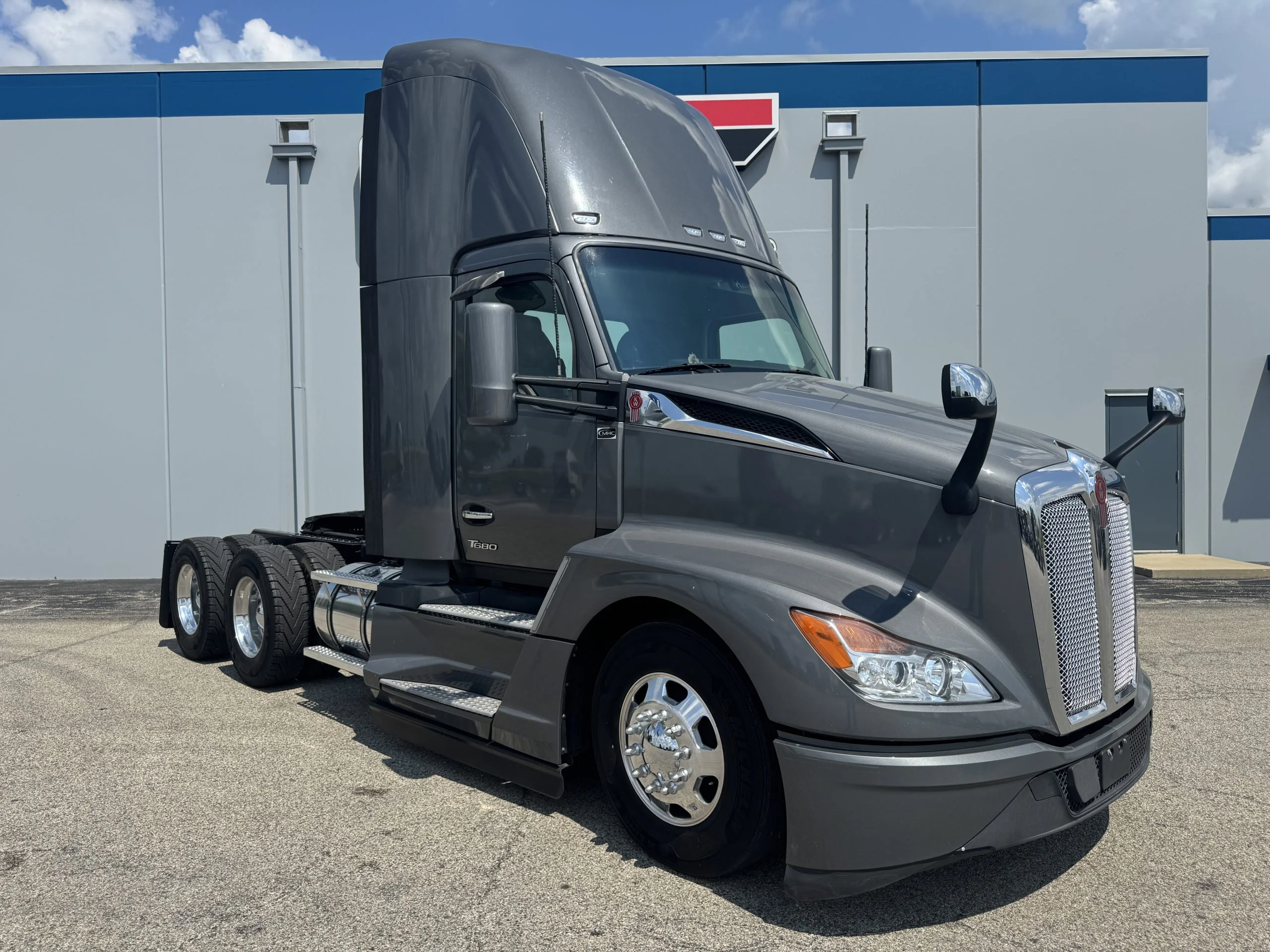 2024 Kenworth T680 in Champaign, IL — photo 3