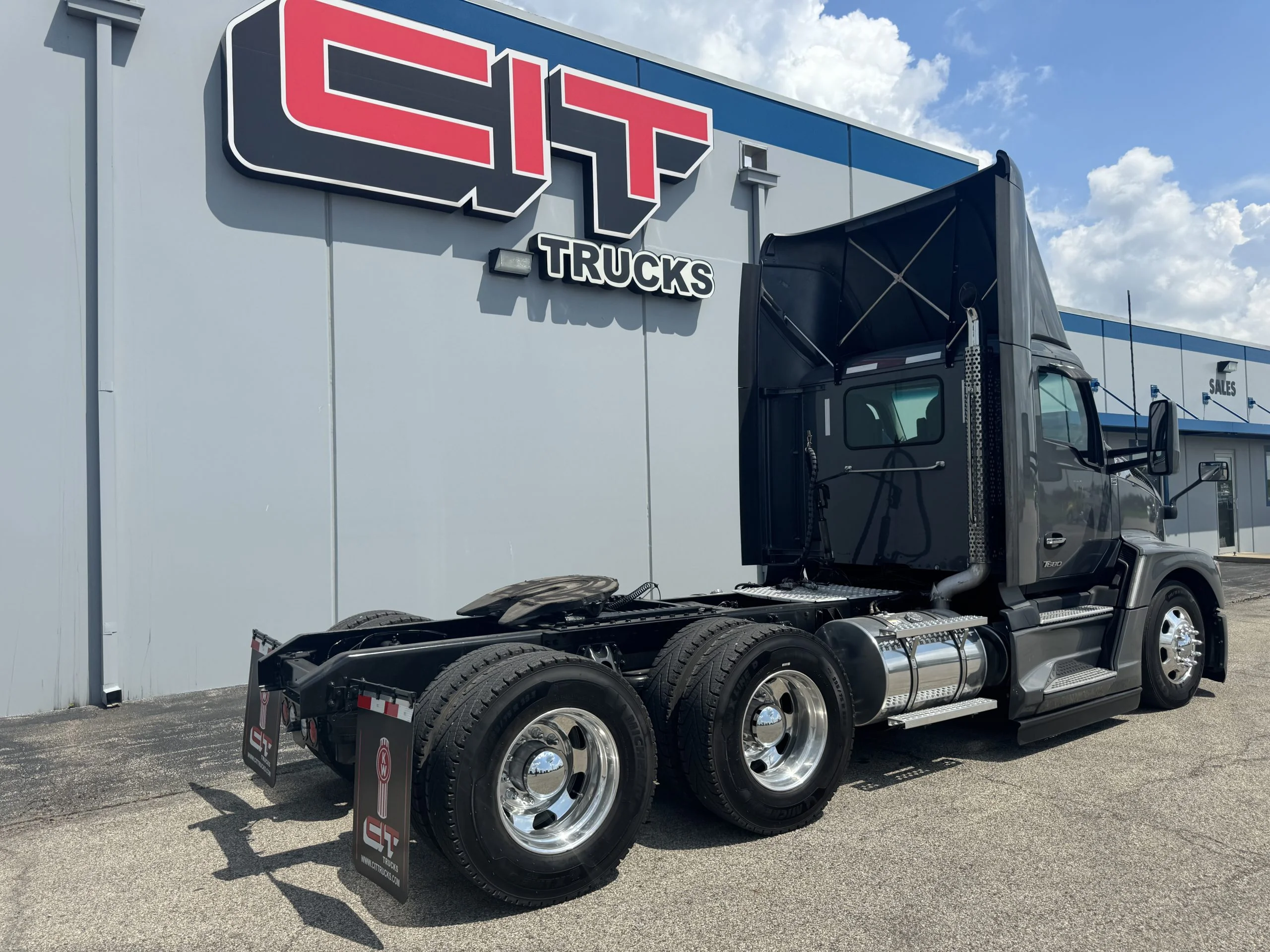 2024 Kenworth T680 in Champaign, IL — photo 5