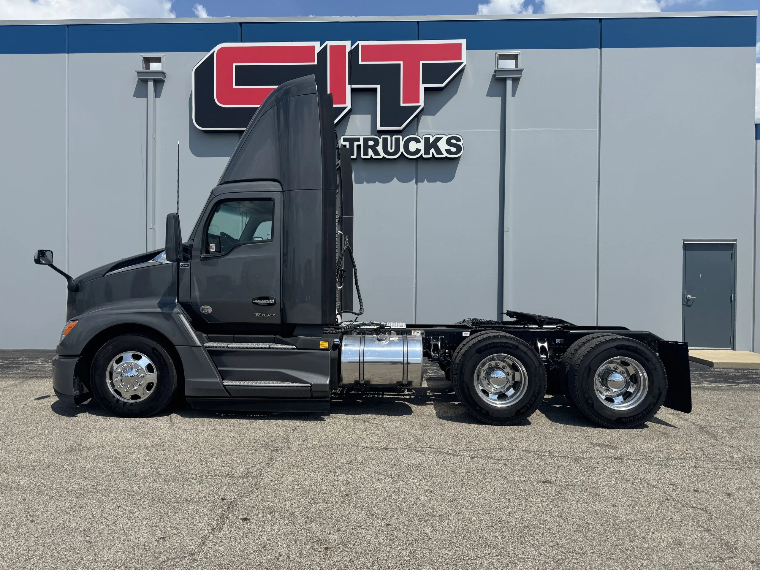 2024 Kenworth T680 in Champaign, IL — photo 4
