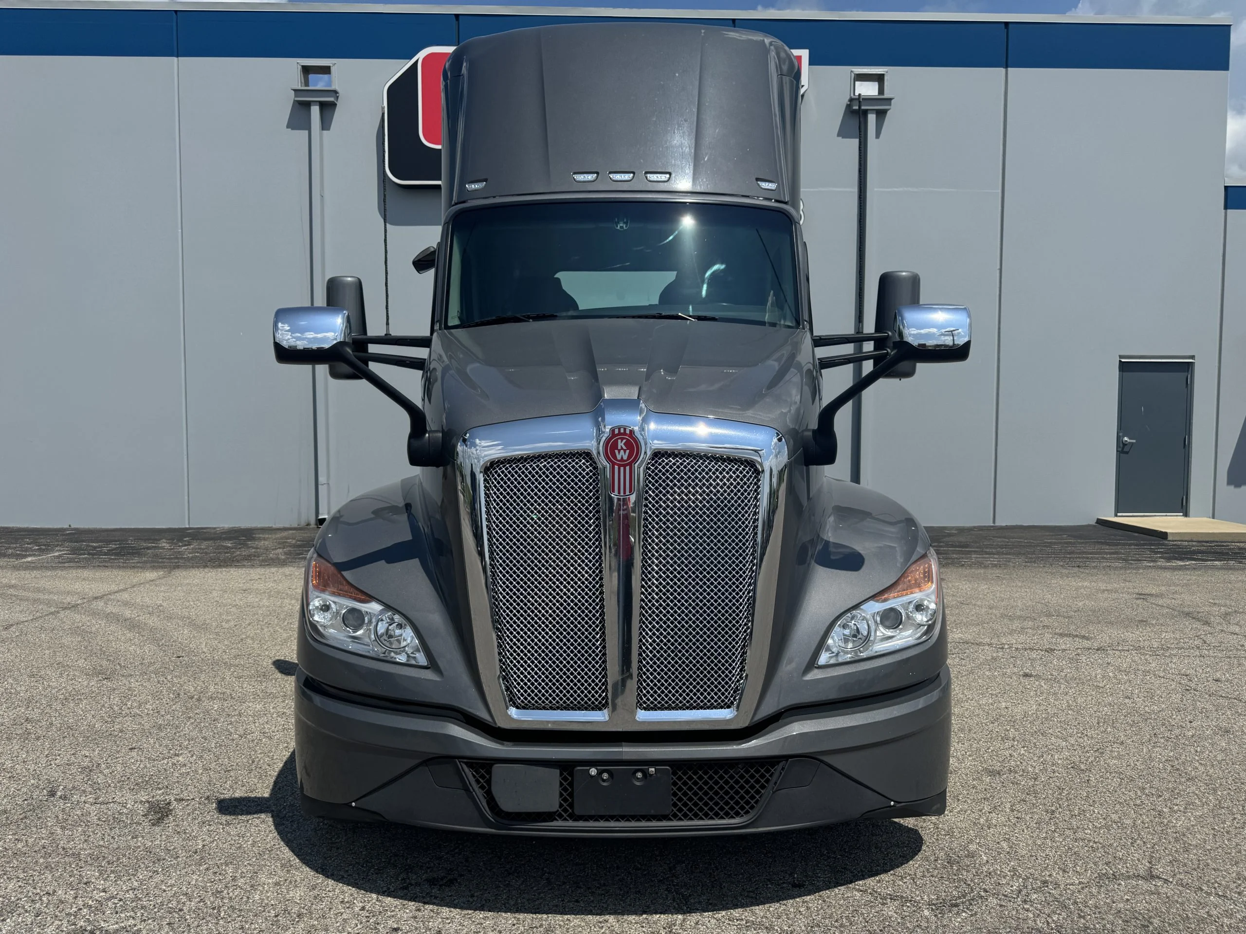 2024 Kenworth T680 in Champaign, IL — photo 2