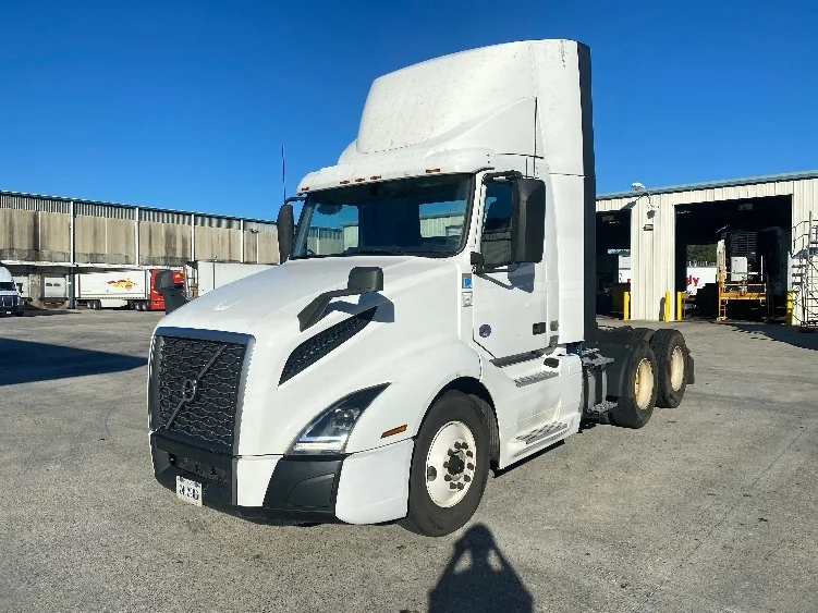 2020 Volvo VNL 300 - image 3