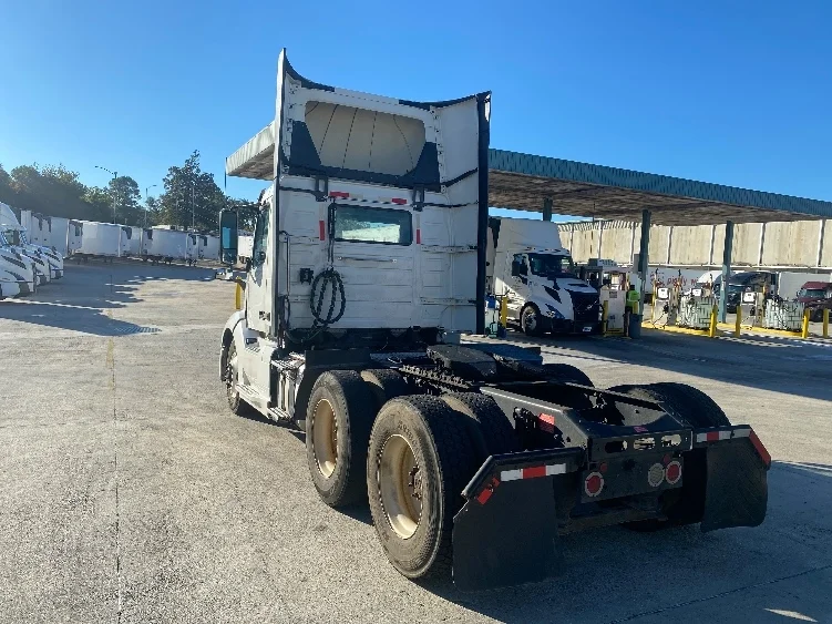 2020 Volvo VNL 300 - image 5