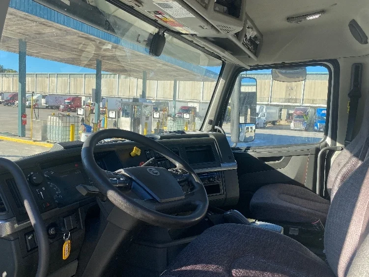 2020 Volvo VNL 300 - image 10