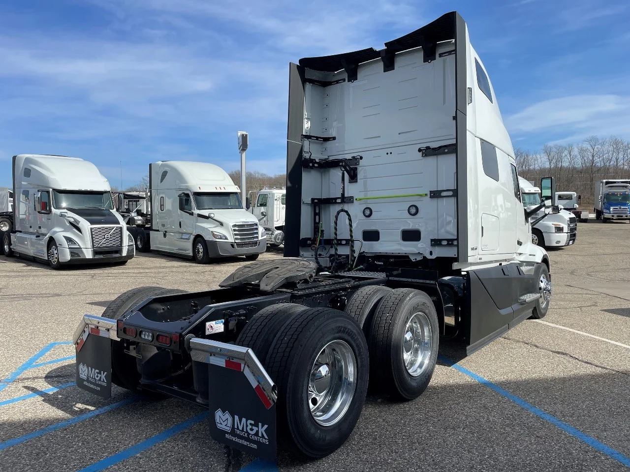 2025 Volvo VNL 860 in Byron Center, MI — photo 3