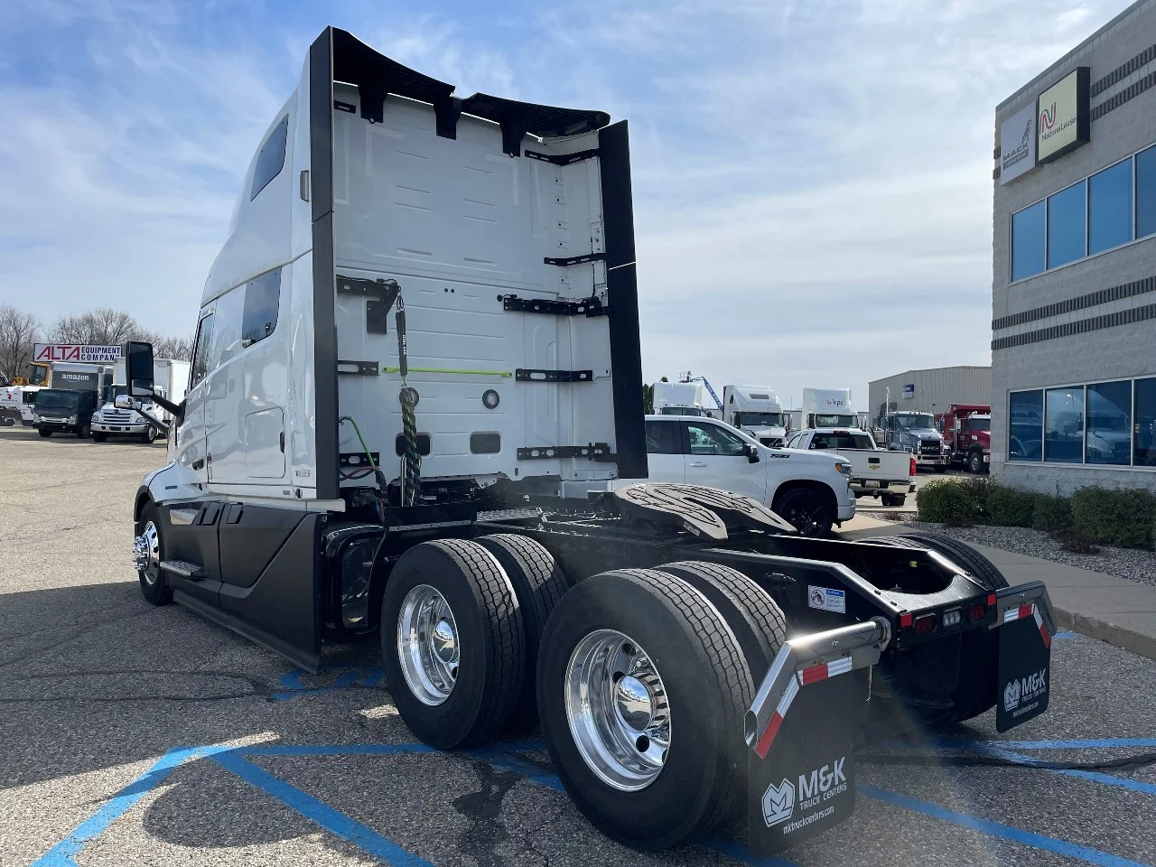 2025 Volvo VNL 860 in Byron Center, MI — photo 4