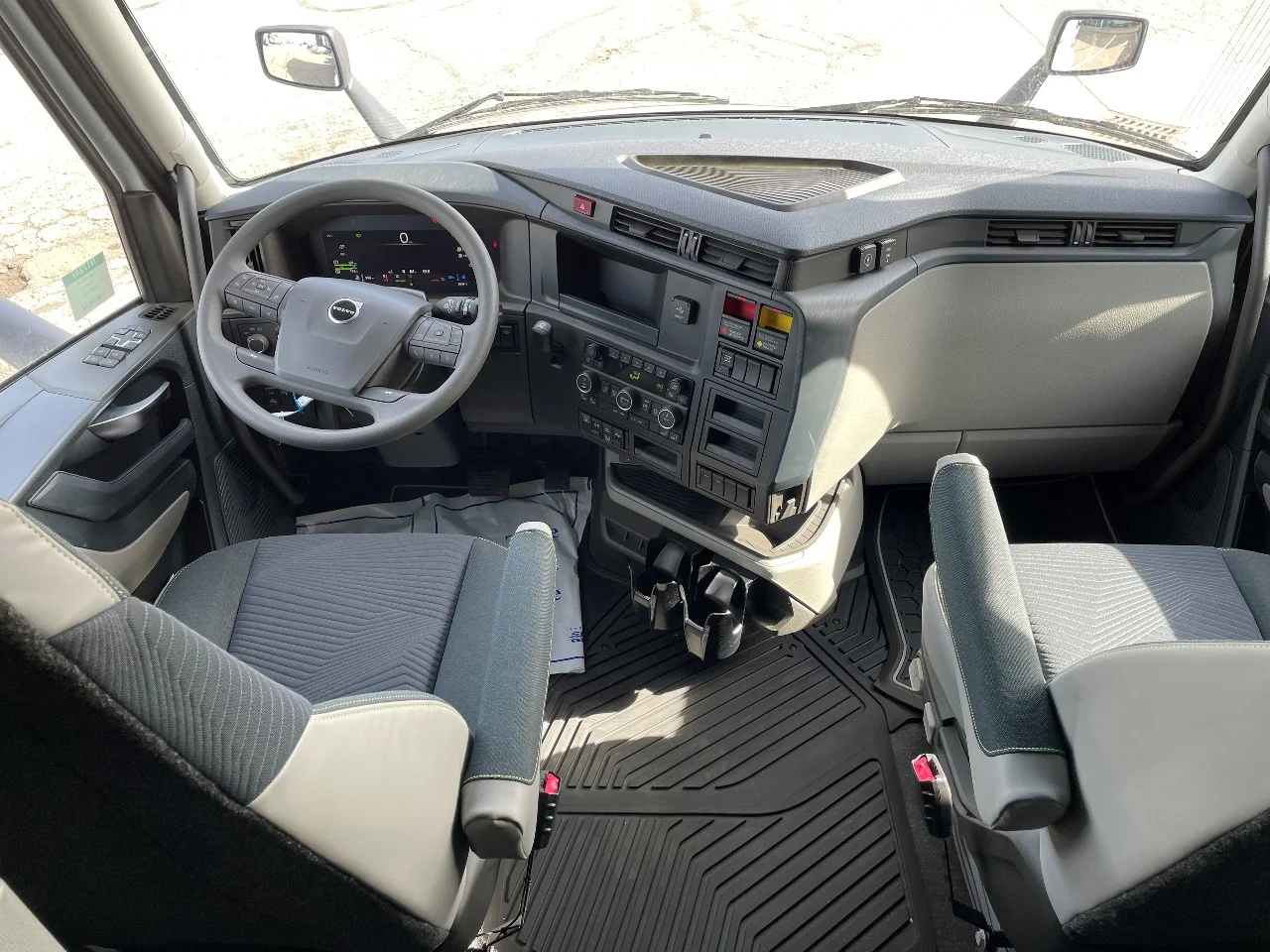 2025 Volvo VNL 860 in Byron Center, MI — photo 8