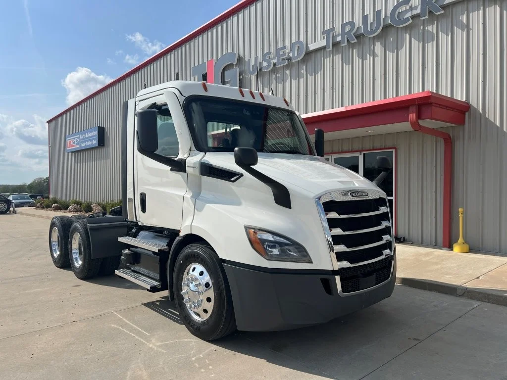 2021 Freightliner Cascadia - image 2
