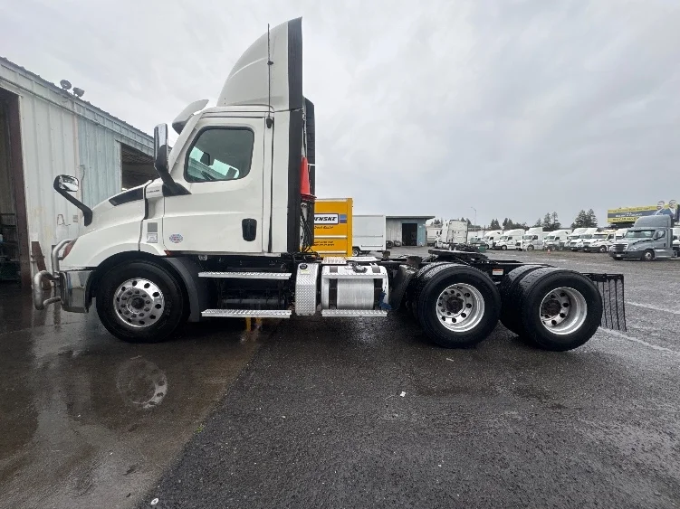 2021 Freightliner Cascadia - image 4