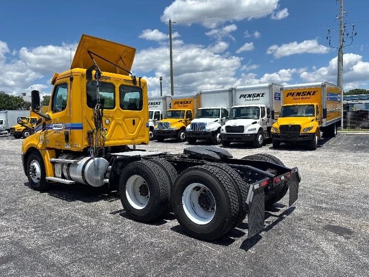 2019 Freightliner Cascadia in Orlando, FL — photo 5