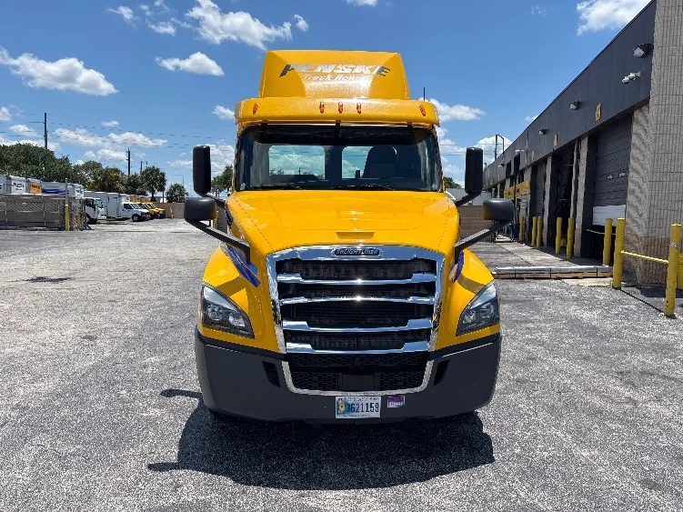 2019 Freightliner Cascadia in Orlando, FL — photo 2
