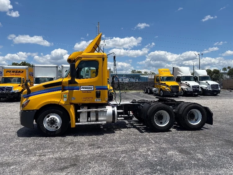 2019 Freightliner Cascadia in Orlando, FL — photo 4