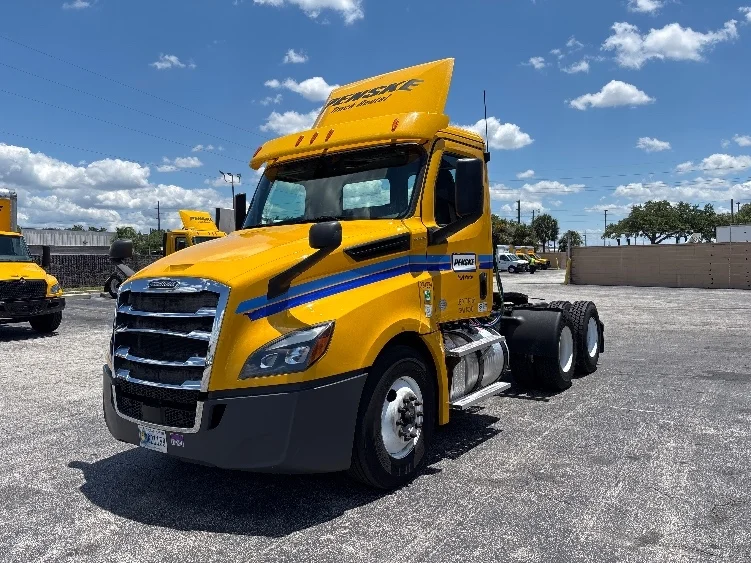 2019 Freightliner Cascadia in Orlando, FL — photo 3