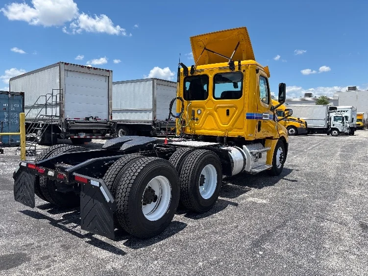 2019 Freightliner Cascadia in Orlando, FL — photo 7