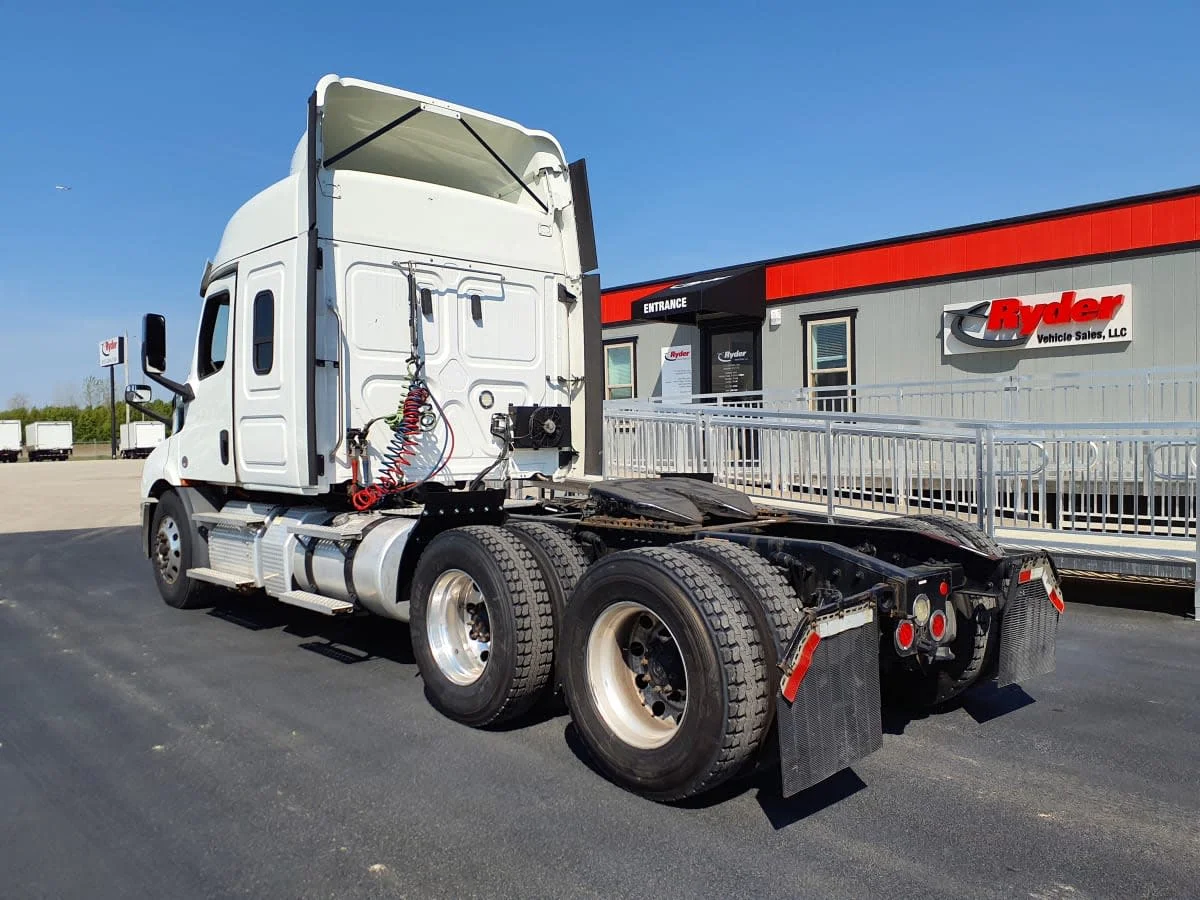 2020 Freightliner Cascadia in Clarksville, IN — photo 6
