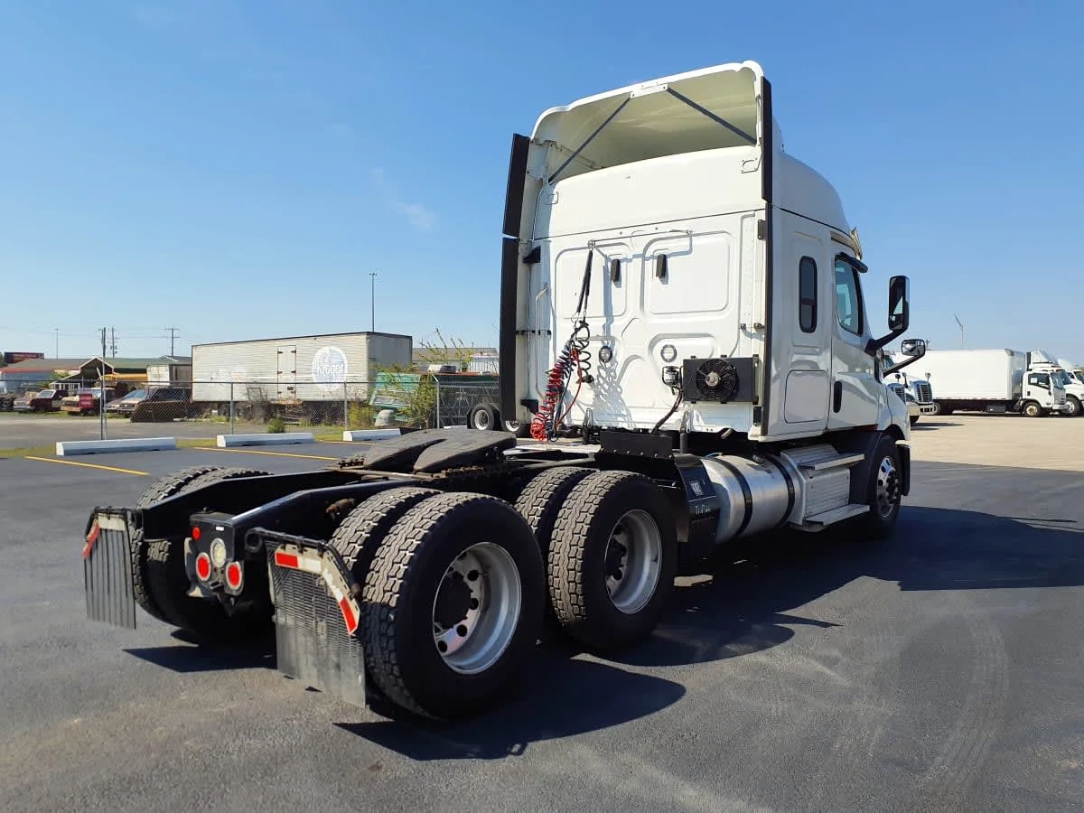 2020 Freightliner Cascadia in Clarksville, IN — photo 4