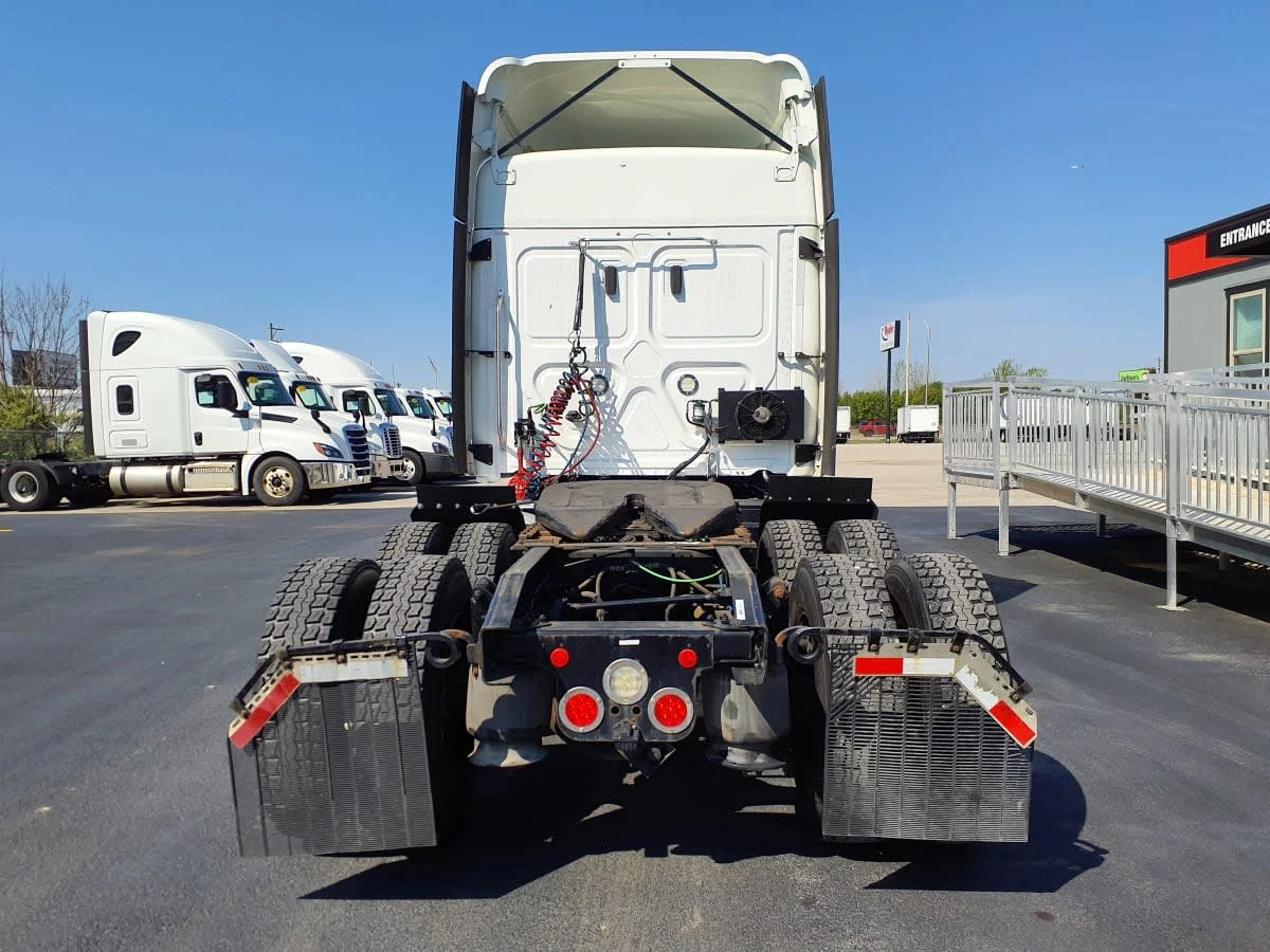 2020 Freightliner Cascadia in Clarksville, IN — photo 5