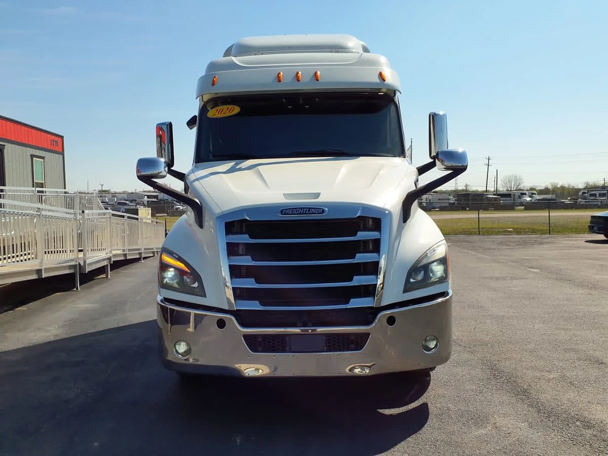 2020 Freightliner Cascadia in Clarksville, IN — photo 2