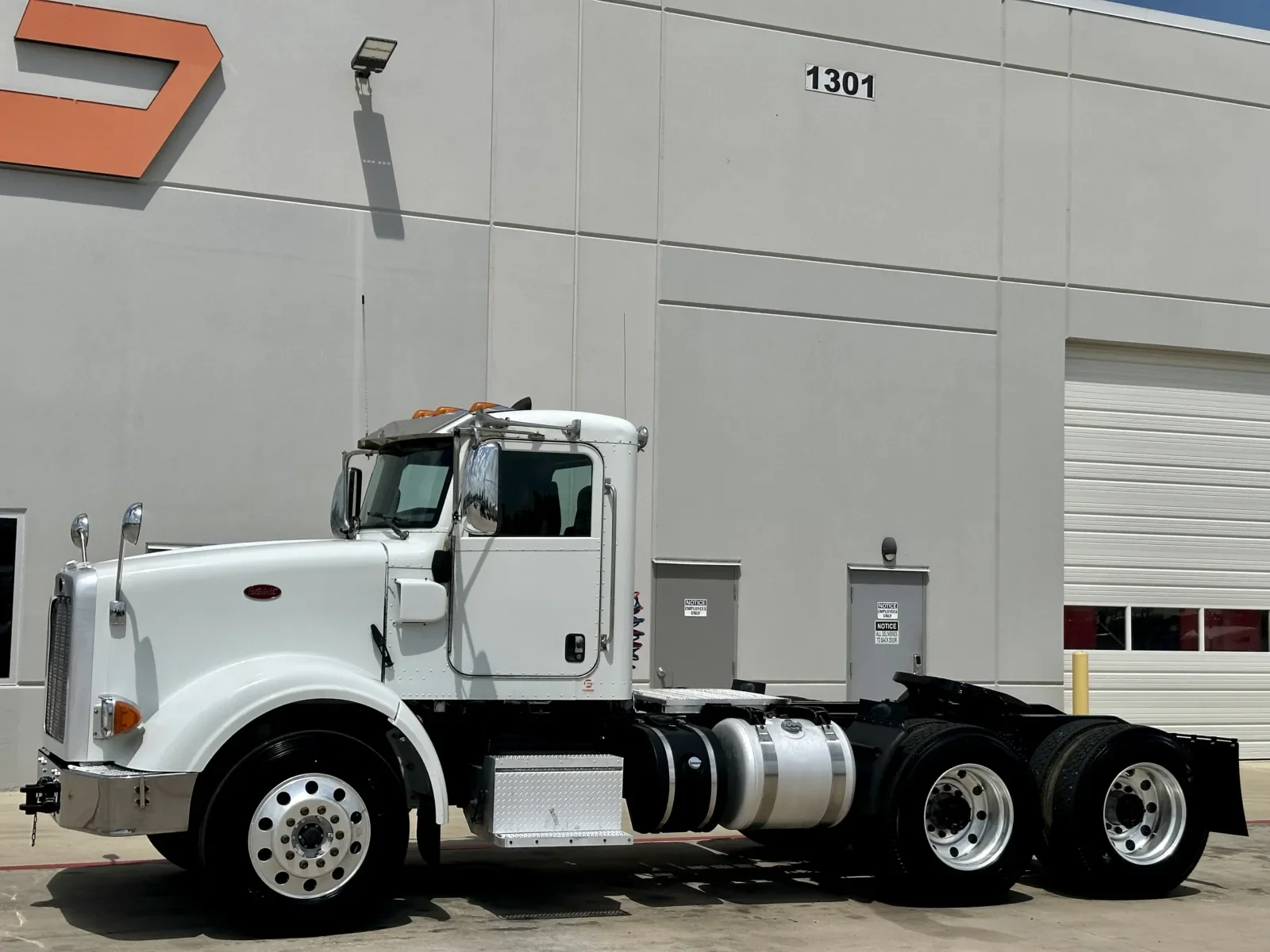 2013 Peterbilt 367 in Hutchins, TX — photo 2