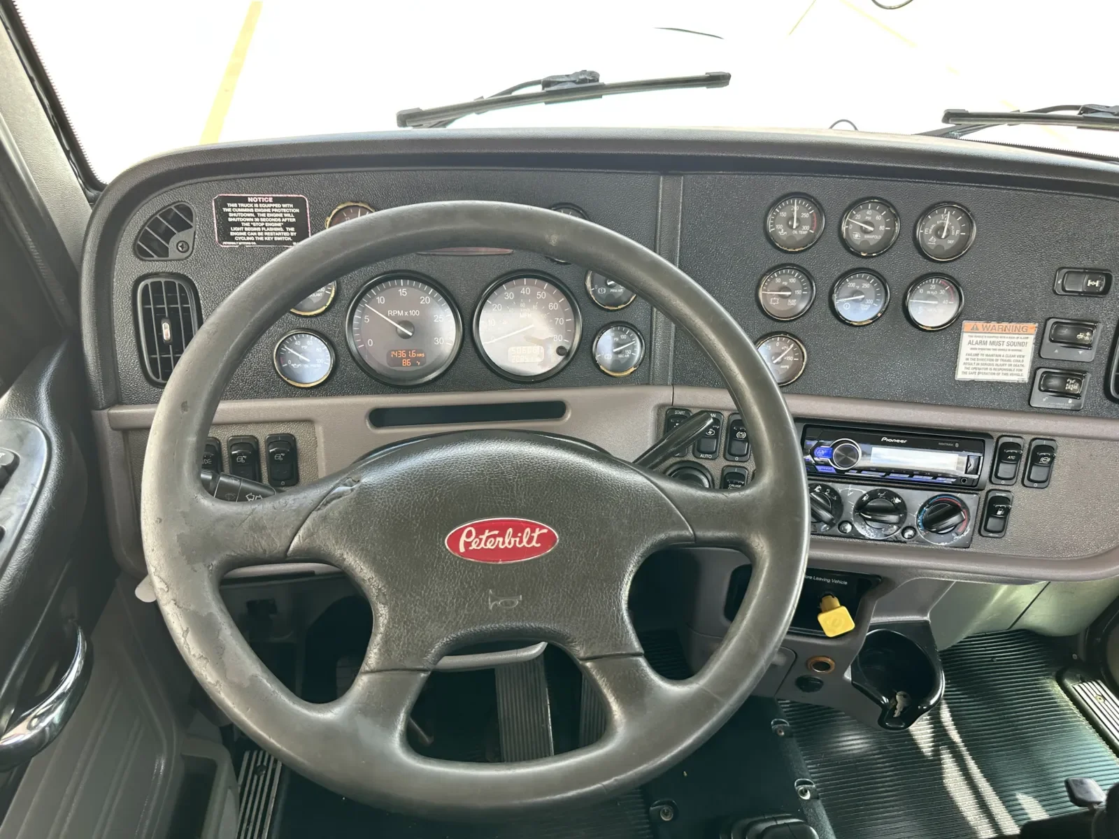 2013 Peterbilt 367 in Hutchins, TX — photo 16