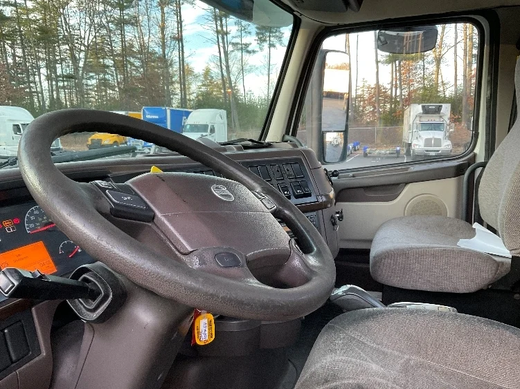 2015 Volvo VNL 300 - image 10