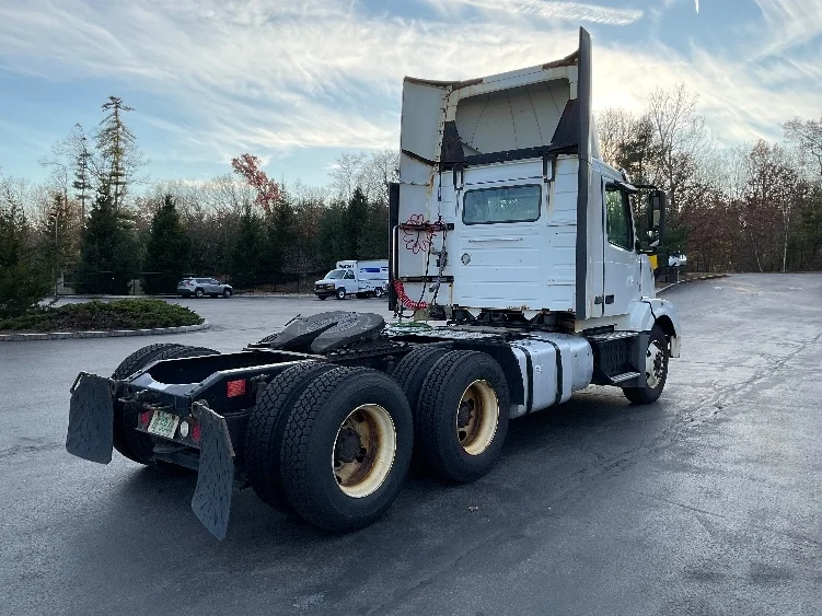 2015 Volvo VNL 300 - image 7