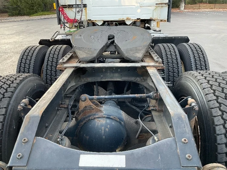 2015 Volvo VNL 300 - image 6