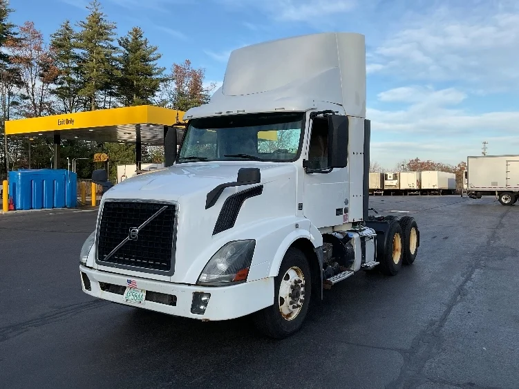 2015 Volvo VNL 300 - image 3