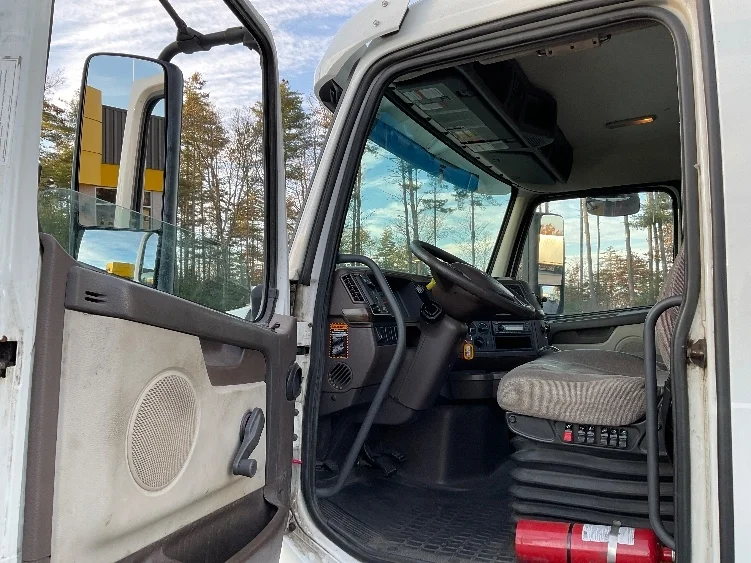 2015 Volvo VNL 300 - image 9