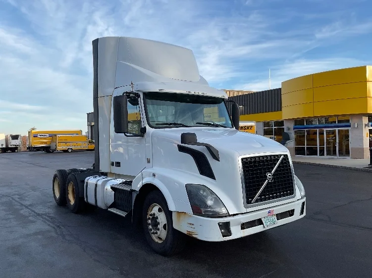 2015 Volvo VNL 300 in Londonderry, NH