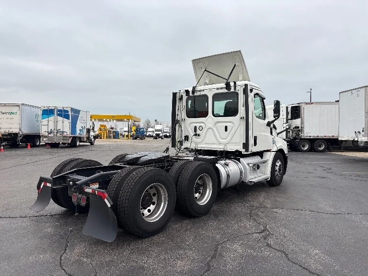 2020 Freightliner Cascadia in Sturtevant, WI — photo 7