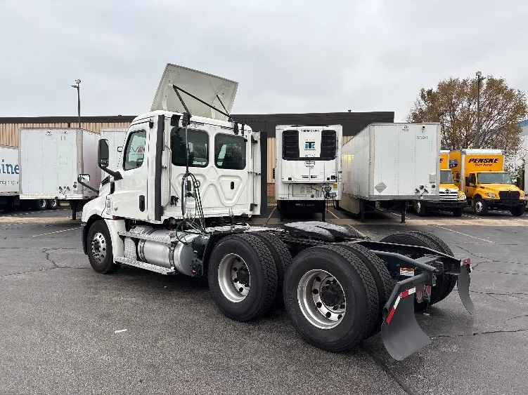 2020 Freightliner Cascadia in Sturtevant, WI — photo 5