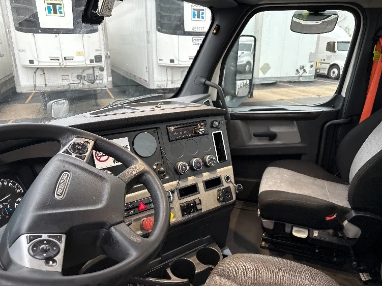 2020 Freightliner Cascadia in Sturtevant, WI — photo 10
