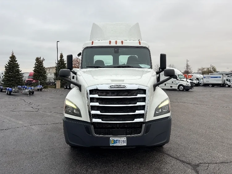2020 Freightliner Cascadia in Sturtevant, WI — photo 2