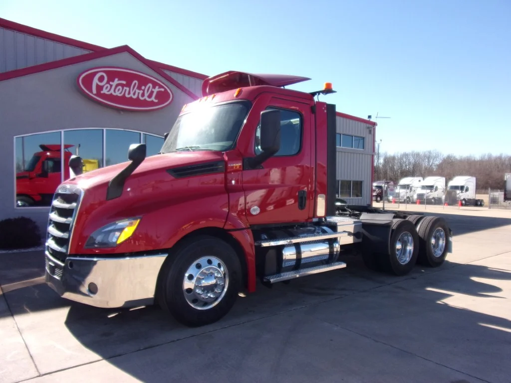 2021 Freightliner Cascadia - image 1