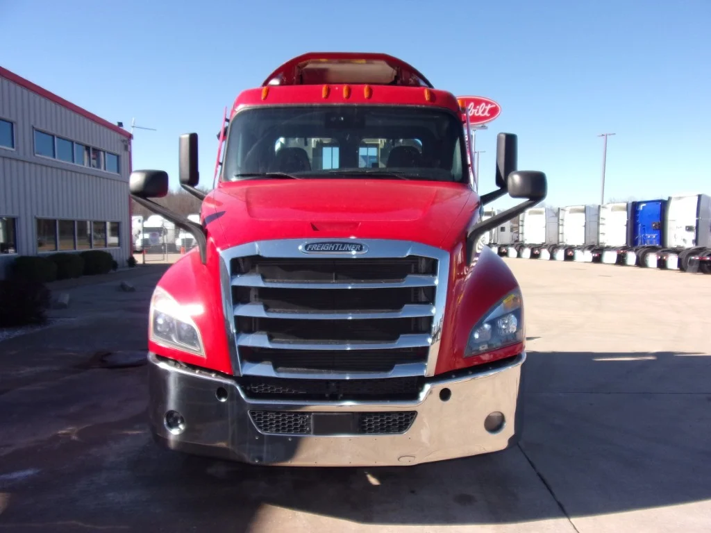 2021 Freightliner Cascadia - image 2