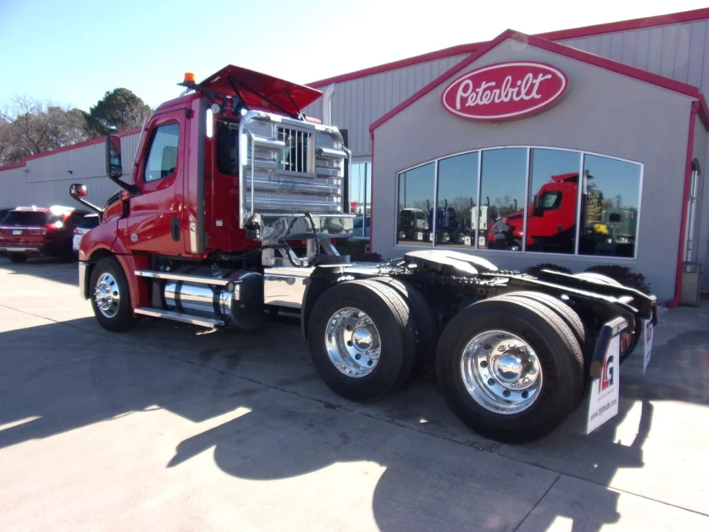2021 Freightliner Cascadia - image 9