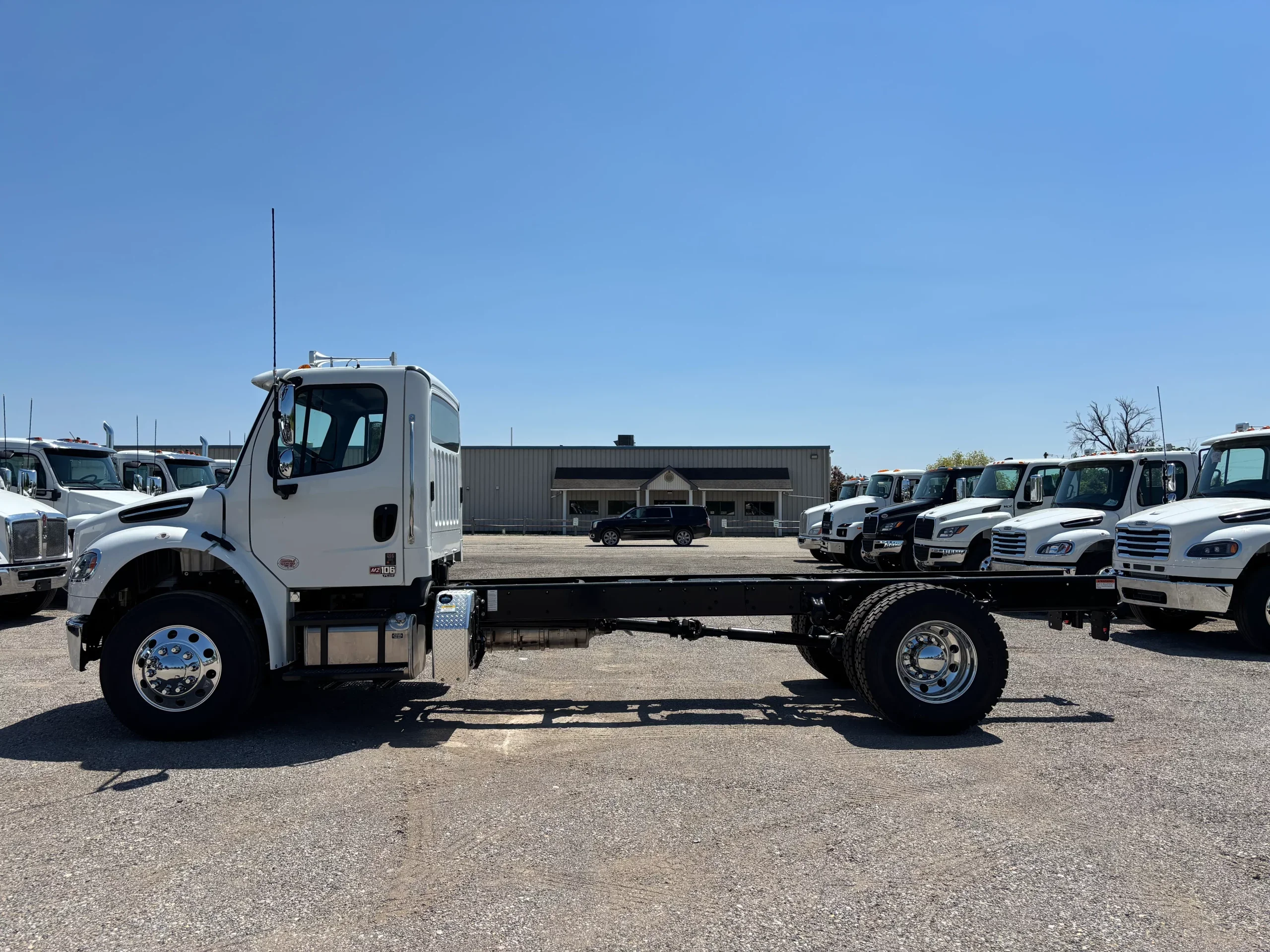2027 Freightliner eM2 — photo 5