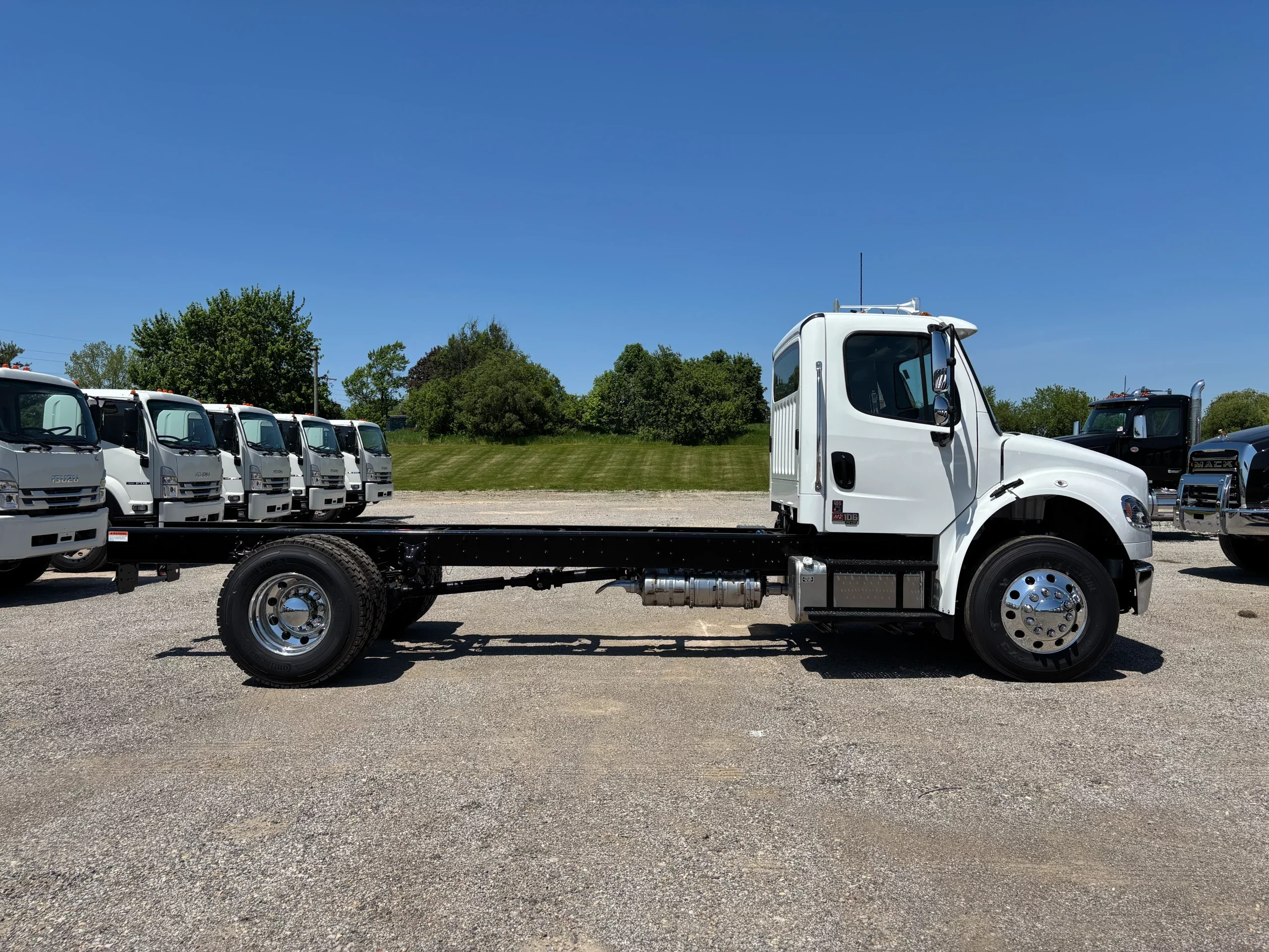 2027 Freightliner eM2 — photo 4