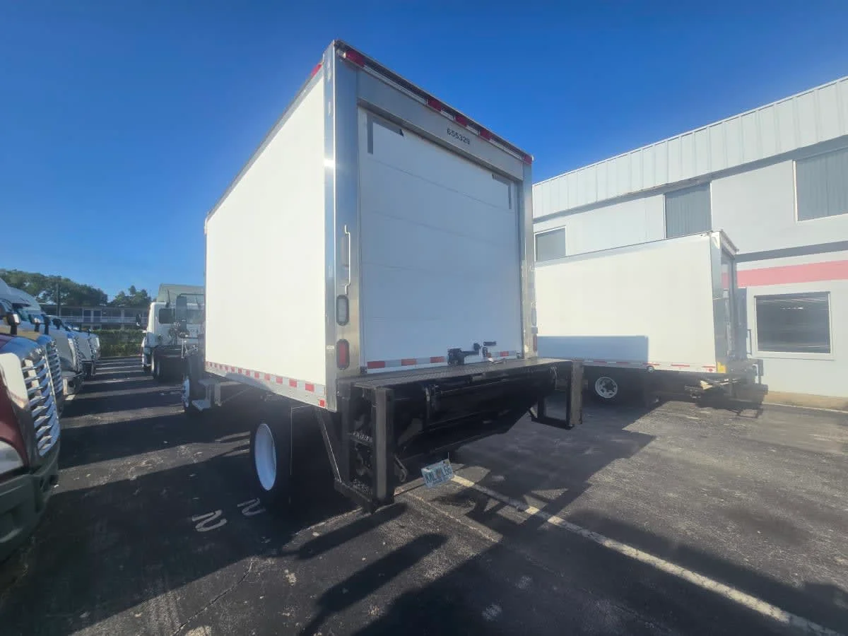 2016 Freightliner M2 106 in Tampa, FL — photo 4