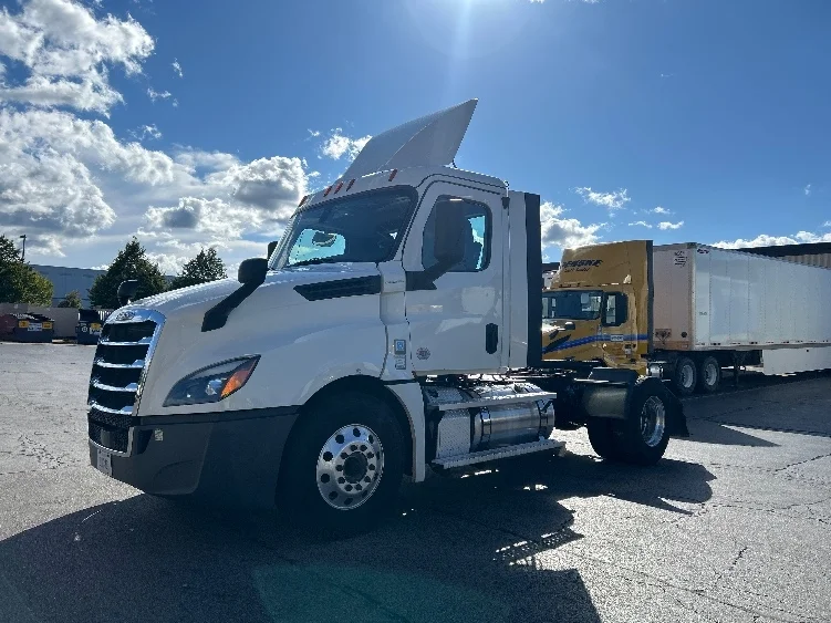 2020 Freightliner Cascadia in La Porte, IN — photo 3